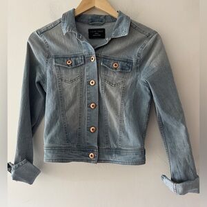 Love Tree Junior’s Light Wash Button Down Denim Jacket
